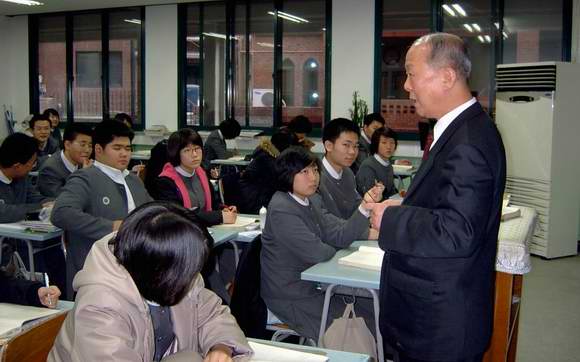 박도, 그가 학생들 앞에 섰다. 그는 고등학교 국어교사다. 